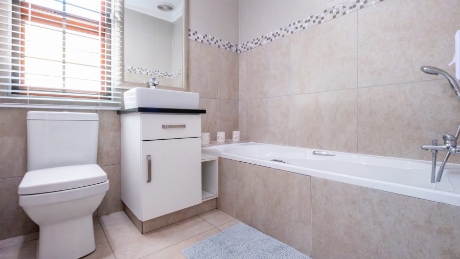 4 Bedroom Property for Sale in Heatherlands Western Cape